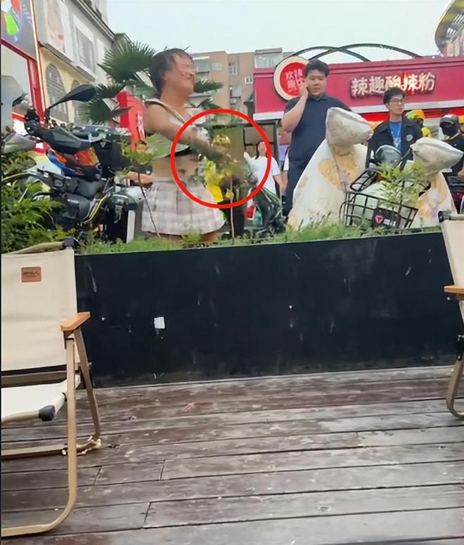 续！女子闹事原因曝光车主朋友再发声pg电子平台山东“钟无艳”砸车后(图7)
